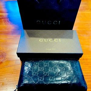 Gucci authentic zip closure large wallet. Original packaging. Black leather, GG